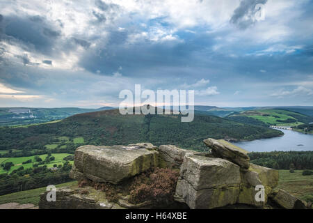 Querformat aus Bamford Edge im Peak District in Richtung Ladybower Vorratsbehälter und Win Hill. Stockfoto