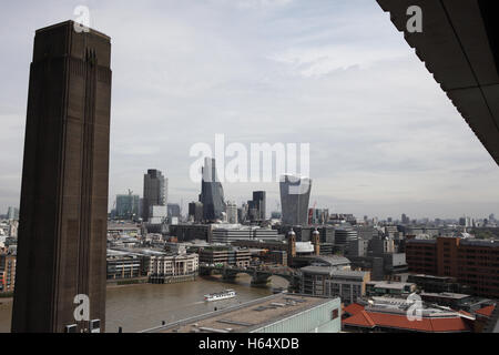 Einen Panoramablick auf des Londons Geschäfts- und Finanzviertel Hochhaus-Türme und der Themse an einem bewölkten Tag. Stockfoto