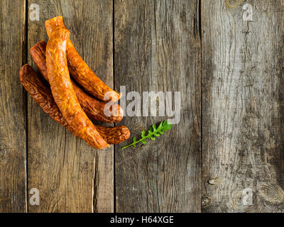 Leckere Würstchen auf dem alten verwitterten Holztisch Stockfoto