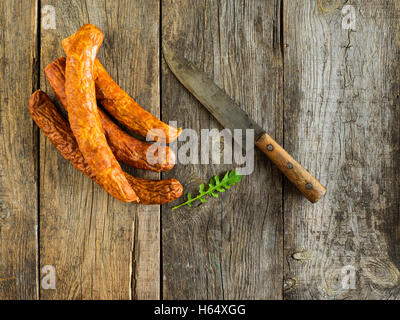 Leckere Würstchen auf dem alten verwitterten Holztisch Stockfoto