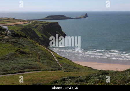 Ein Blick von Rhossili Dorf, den steilen Klippen über Rhossili Bucht des Wurms Kopf Rock und die Keltische See von Cefn Bryn gesehen. Stockfoto