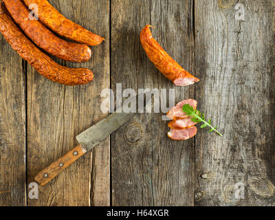 Leckere Würstchen auf dem alten verwitterten Holztisch Stockfoto