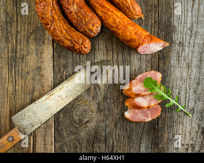 Leckere Würstchen auf dem alten verwitterten Holztisch Stockfoto