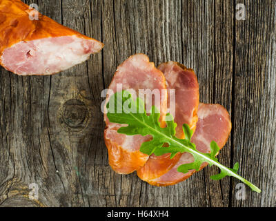 Leckere Würstchen auf dem alten verwitterten Holztisch Stockfoto