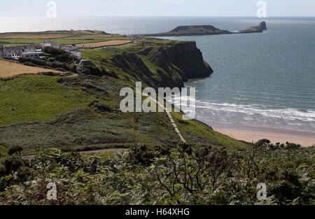 Ein Blick von Rhossili Dorf, den steilen Klippen über Rhossili Bucht des Wurms Kopf Rock und die Keltische See von Cefn Bryn gesehen. Stockfoto