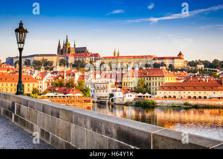 Unsere Czezh Republik. Blick auf die weniger Brückenturm der Karlsbrücke (Karluv Most) und Prager Burg, Böhmen. Stockfoto