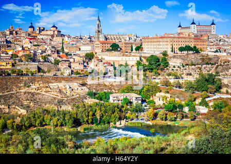 Toledo, Spanien. Alcazar und der antiken Stadt auf einem Hügel über den Fluss Tejo, Kastilien-La Mancha mittelalterliche Attraktion der Espana. Stockfoto