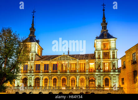 Toledo, Spanien. Abendlicht am Plaza del Ayuntamiento vor der Kathedrale der Heiligen Maria. Stockfoto