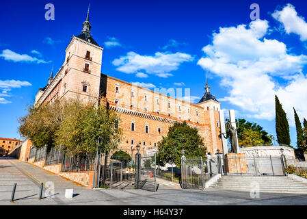 Toledo, Spanien. Alcazar Blick in alte Stadt auf einem Hügel über den Fluss Tejo, Kastilien-La Mancha mittelalterliche Attraktion der Espana. Stockfoto