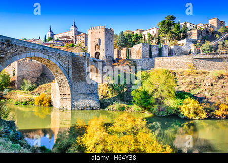 Toledo, Spanien. Alcazar und Alcantara Brücke (Puente de Alcántara), eine Bogenbrücke in Toledo, überspannt den Fluss Tejo. Stockfoto