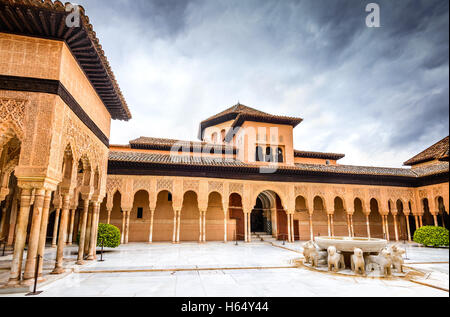 Granada, Spanien. Patio de Los Leones in Alhambra von Granada, eine der am meisten bekannten Sehenswürdigkeiten in Spanien. Stockfoto