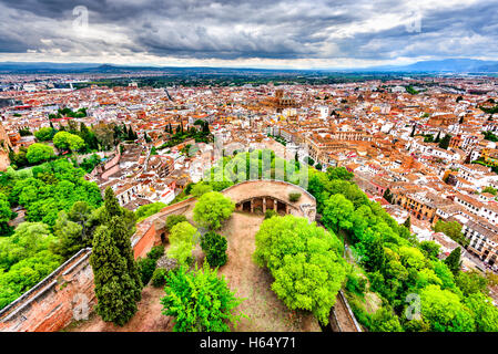 Granada, Andalusien, Spanien. Ansicht der Albayzin (Albaicin) von Alcazaba und Alhambra Hügel über der Altstadt und Kathedrale von Gran Stockfoto