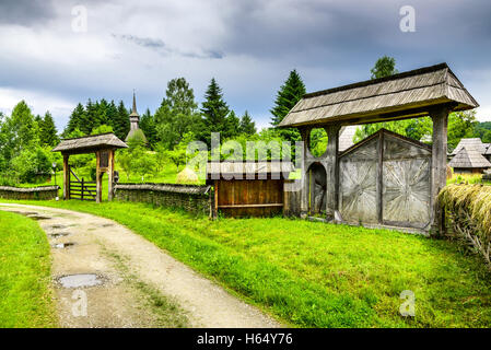 Sighet Marmatiei, Rumänien. Altes Dorf in Maramures, rumänischen traditionellen Baustil, Leben auf dem Lande. Stockfoto