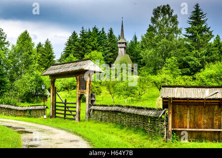 Sighet Marmatiei, Rumänien. Altes Dorf in Maramures, rumänischen traditionellen Baustil, Leben auf dem Lande. Stockfoto