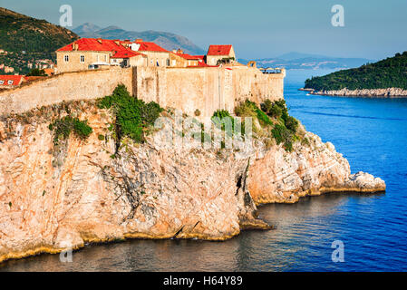 Dubrovnik, Kroatien. Malerische Aussicht auf die alte Stadt von Ragusa und Festung Lovrijenac. Stockfoto