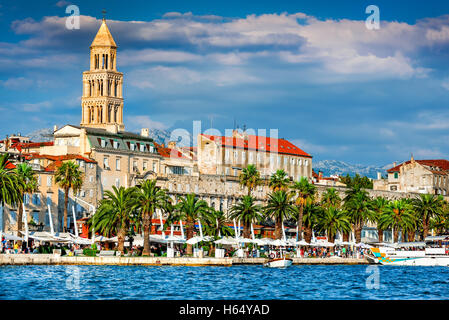 Split, Kroatien. Split, Kroatien (Region Dalmatien). UNESCO-Weltkulturerbe. Diokletianspalast und Mosor Berge. Stockfoto