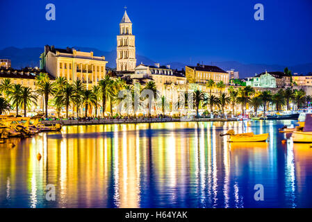 Split, Kroatien. Bunte Uferpromenade am Abend mit Diokletian-Palast und St. Domnius Cathedral, Dalmatien. Stockfoto