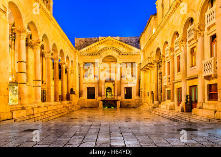 Split, Kroatien. Diokletian Palast Säulenhalle vor Glockenturm der Kathedrale des Heiligen Domnius. Stockfoto