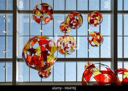Farbglas Ballons an Decke Stockfoto