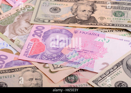 Hundert-Dollar-Schein auf dem Hintergrund der ukrainischen Hrywnja und europäischer euro Stockfoto
