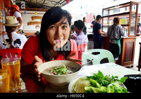 Thai Frau Leute halten Nudel Suppe vietnamesischen Stil oder Pho für zeigen in einem lokalen Restaurant am 2. Mai 2015 in Pakse, Champasak, L Stockfoto