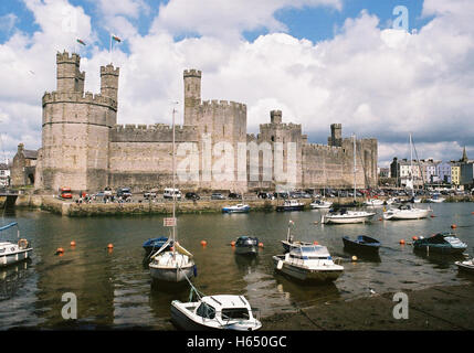 Caernarfon Castle gebaut im Jahre 1283 von Edward der Erste von England nach seinem Einmarsch in Wales. Jetzt ist es als Weltkulturerbe klassifiziert Stockfoto