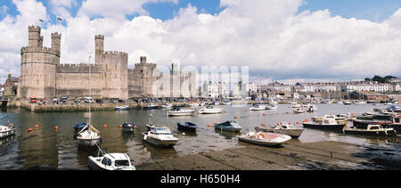 Caernarfon Castle gebaut im Jahre 1283 von Edward der Erste von England nach seinem Einmarsch in Wales. Jetzt ist es als Weltkulturerbe klassifiziert Stockfoto