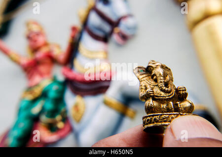 Miniatur Metall Ganesha Figur gehalten vor Sri Maha Mariamman Temple, Georgetown, Penang, Malaysia Stockfoto
