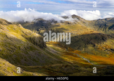 Bowfell im Lake District National Park von scafell gesehen Stockfoto