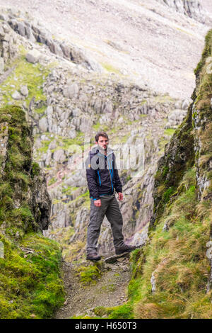 Männchen in seiner Mitte der zwanziger Jahre wandern im Lake District, eine Paramo Jacke tragen. Auf Herrn Harke, Scafell Stockfoto