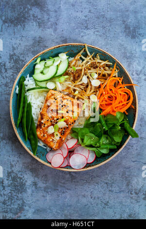 Lachs Teriyaki mit eingelegte Karotten und Radieschen, Lamm-Salat und avocado Stockfoto