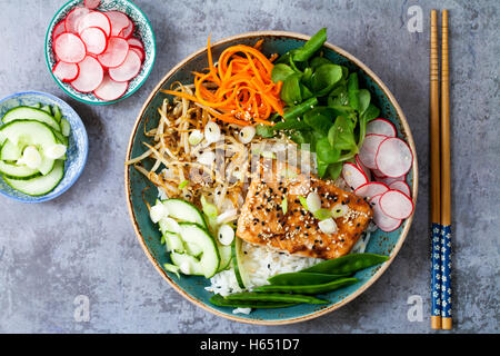 Lachs Teriyaki mit eingelegte Karotten und Radieschen, Lamm-Salat und avocado Stockfoto