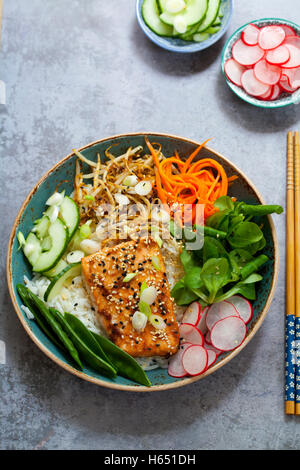 Lachs Teriyaki mit eingelegte Karotten und Radieschen, Lamm-Salat und avocado Stockfoto