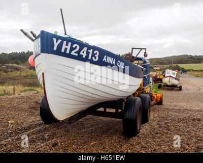 Traditionellen Norfolk Krabbe Boote holte auf der Kiesstrand am Weybourne, Norfolk. Stockfoto