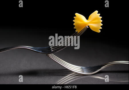 Reflexion der Pasta Farfalle auf einer Gabel Stockfoto