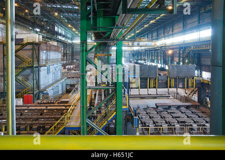 Stahlwerk, das Förderband für den Transport der beheizten Knüppel Stockfoto