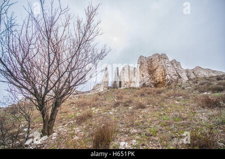 Der Felsvorsprung befindet sich in der Oberkreide in Constantinovskiy Region Donezk in der Nähe des Dorfes Belokuzminovka Stockfoto