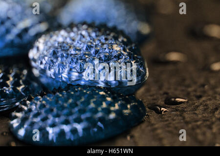 Glänzend blaues Juwel oder Edelstein eine wässrige Erdgeschoss Stockfoto