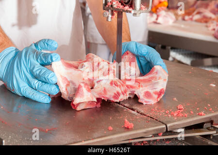 Nahaufnahme der Fleischverarbeitung in der Lebensmittelindustrie Stockfoto