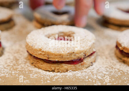 Runde Cookie mit einem Herzförmigen Mitte hautnah. Stockfoto