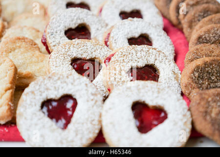 Runde Kekse mit Herzförmigen "middles". Close Up. Stockfoto