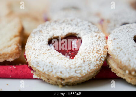 Runde Kekse mit Herzförmigen "middles". Close Up. Stockfoto