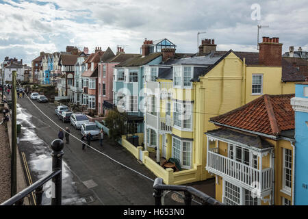 Farbige Häuser entlang der Hauptstraße am Strand von Aldeburgh in Suffolk blickte von einem Höhepunkt Stockfoto