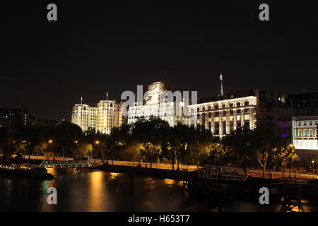 Das Adelphi Shell Mex-Haus und das Savoy mit dem Victoria Embankment und der Themse im Vordergrund Stockfoto