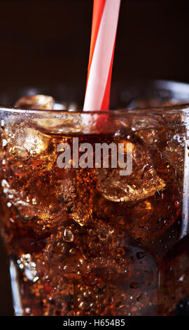 Cola mit Eiswürfeln hautnah Stockfoto