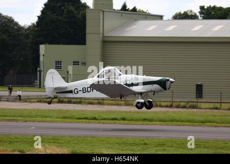 Piper PA-250B Pawnee G-BDPJ beim Start auf Biggin Hill Air Show 2014 Stockfoto