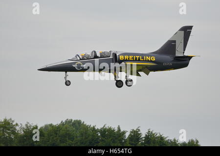 Ein Mitglied das Breitling Jet Team fliegen auf der RIAT Air Show bei RAF Fairford, Gloucestershire, England, UK Stockfoto