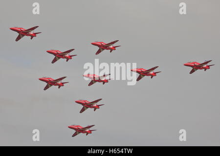 Die Red Arrows durchgeführt ihre Anzeige bei der Royal International Air Tattoo RIAT 2014 in Fairford, Stockfoto