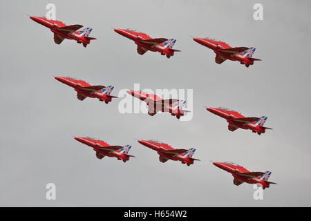 Die Red Arrows durchgeführt ihre Anzeige bei der Royal International Air Tattoo RIAT 2014 in Fairford, Stockfoto