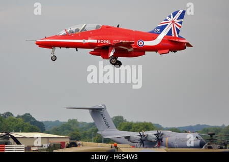 Die Red Arrows durchgeführt ihre Anzeige bei der Royal International Air Tattoo RIAT 2014 in Fairford, Stockfoto